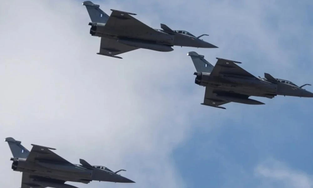 Το θρυλικό Spitfire και ένα F-16 πετούν σε ζεύγος πάνω από τη Θεσσαλονίκη